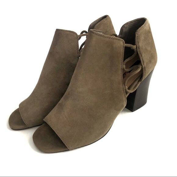 New! Tahari peep toe block heel bootie NWOT - Picture 1 of 12